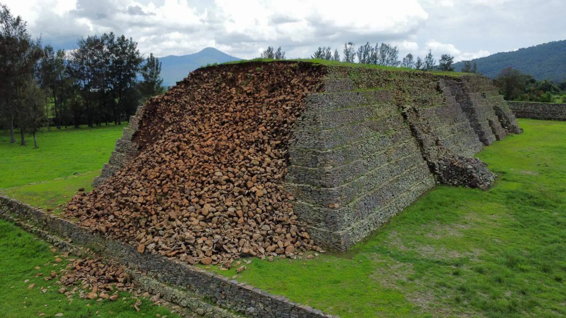 Derrumbe en una pirámide de Ihuatzio